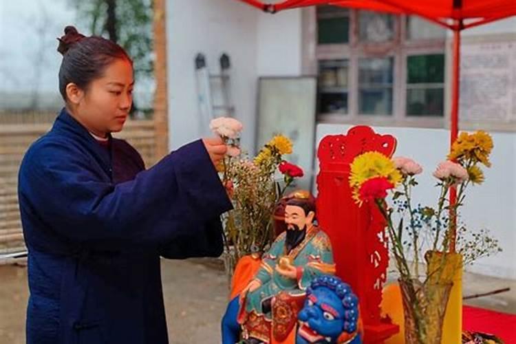 梦见美女主动喜欢我什么意思啊