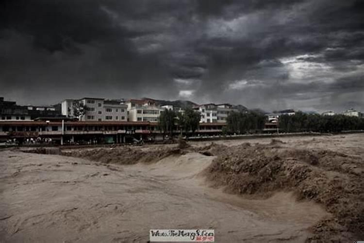 梦见下了很大的暴雨天气很黑