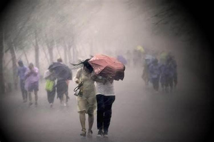 做梦梦见下大雨发大水是什么意思