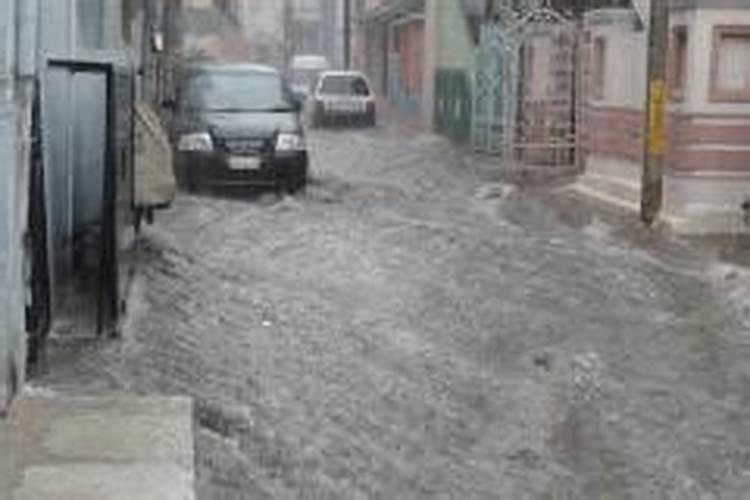 梦见下大雨发大水什么意思