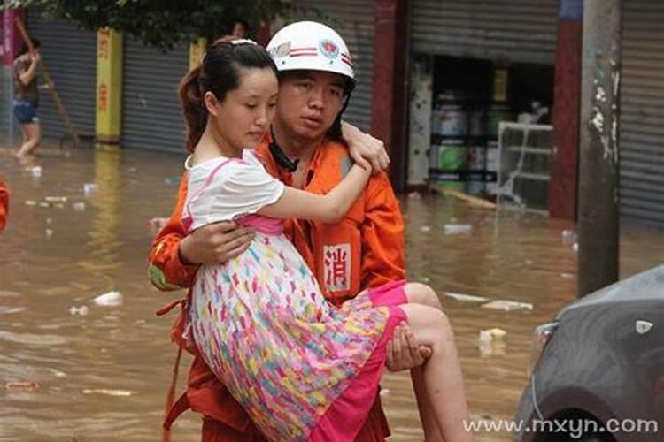 梦见趟洪水是什么意思