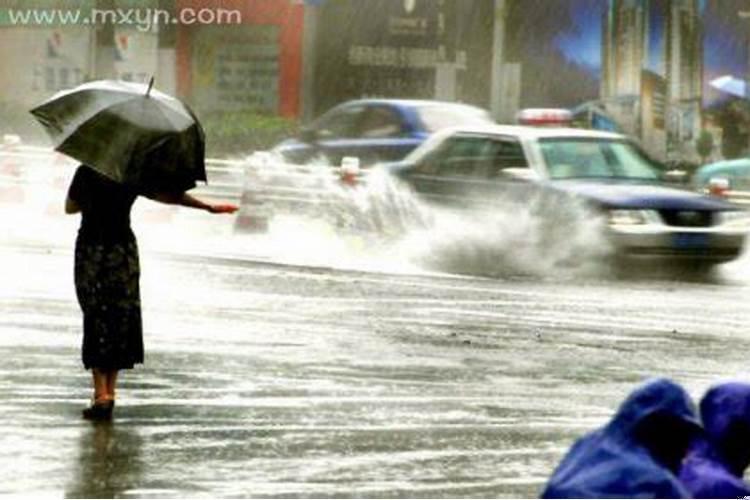 梦到下大雨是什么意思暴雨