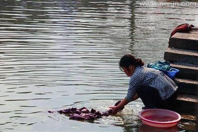 梦见在脏水里洗衣服