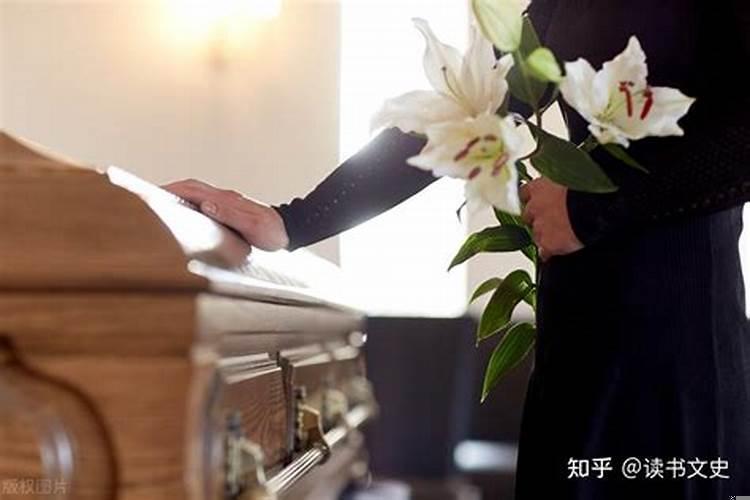 女人梦见熟悉的人死了还放在棺材里