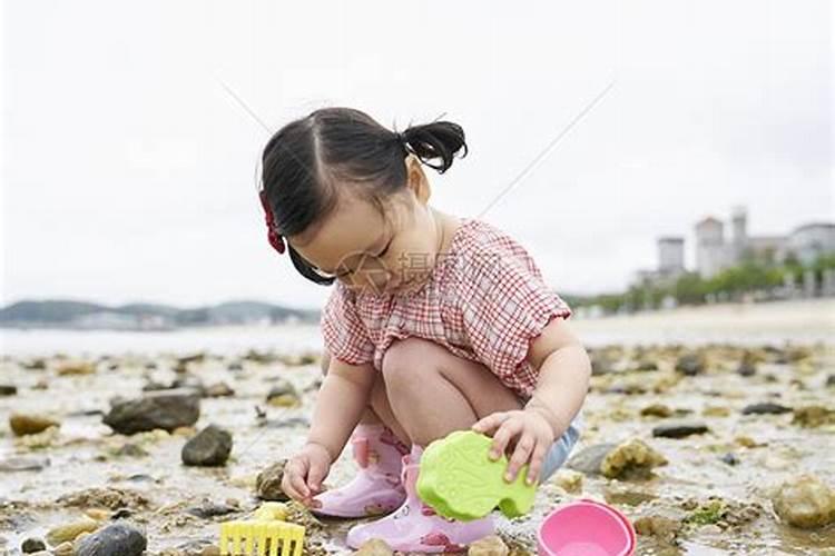 梦见在海边捡到特别漂亮的石头和鱼