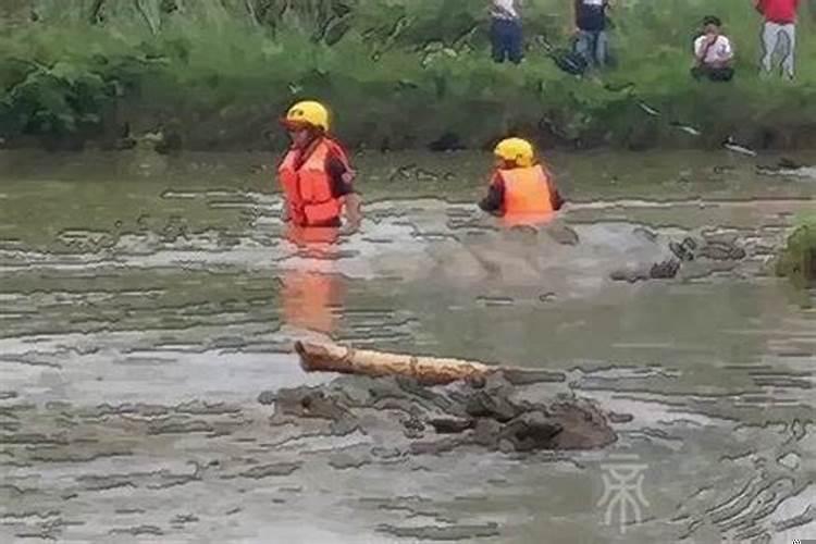 女人梦到被大水冲走了,然后又游回来