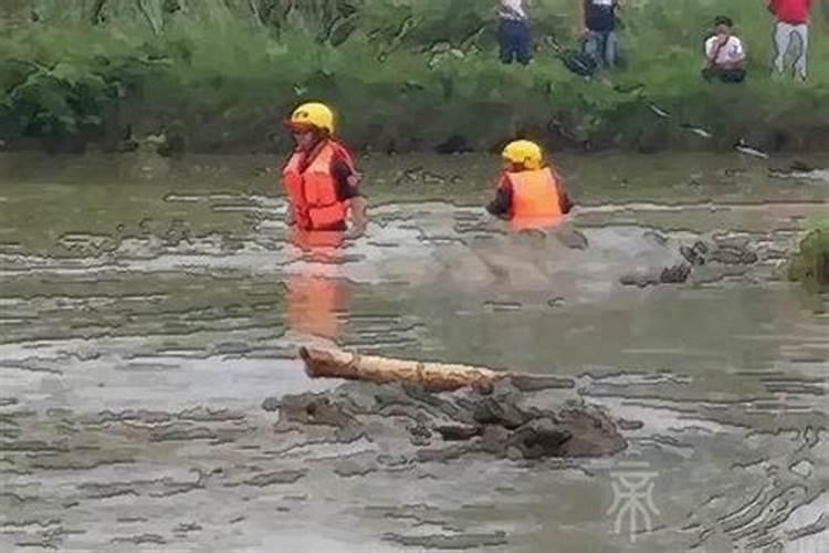 梦见一个女人被大水冲走了什么意思