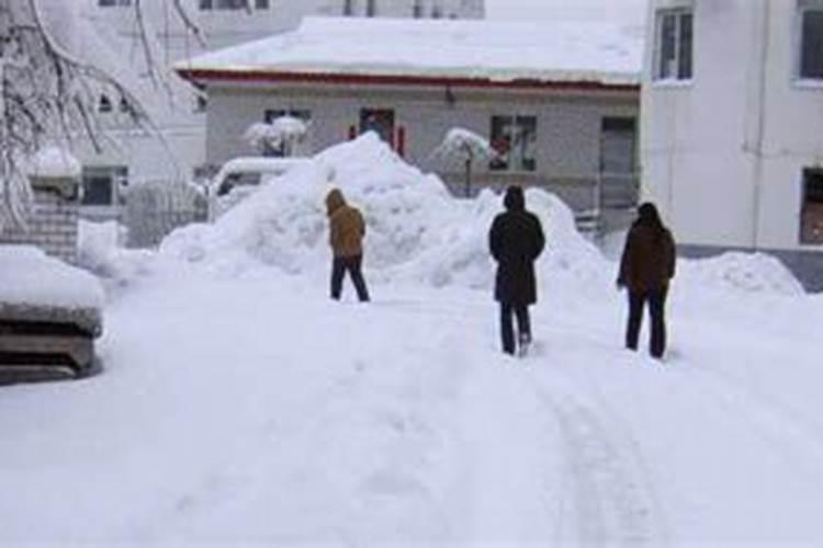 男人梦见刮非常大的风下着大雪什么意思