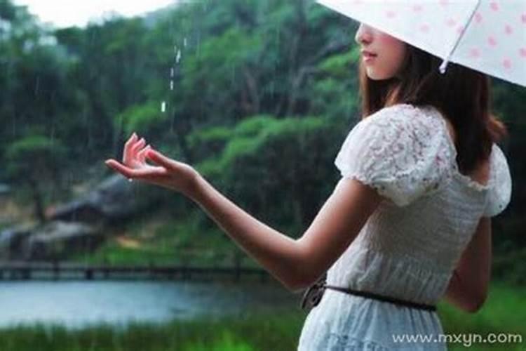 已婚女人梦见下雨是啥意思