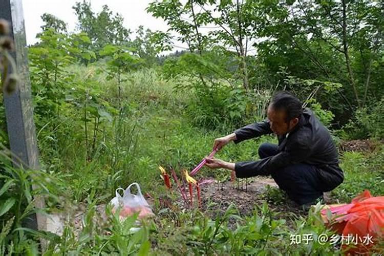 梦到给坟墓添土是怎么回事