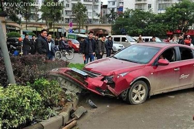 女人梦见别人出车祸是什么意思