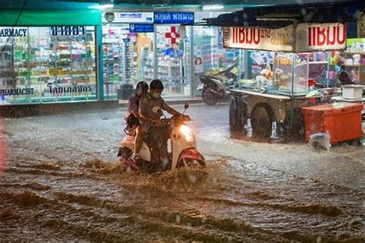 做梦梦到下大雨发大水逃难