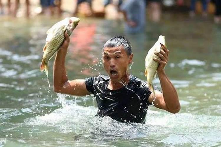 女人梦见在水里抓到活鱼姻缘