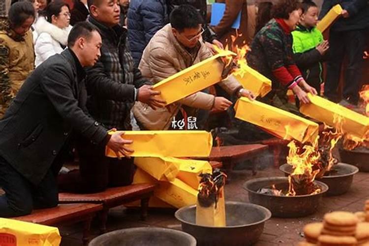 梦到去墓地磕头祭拜