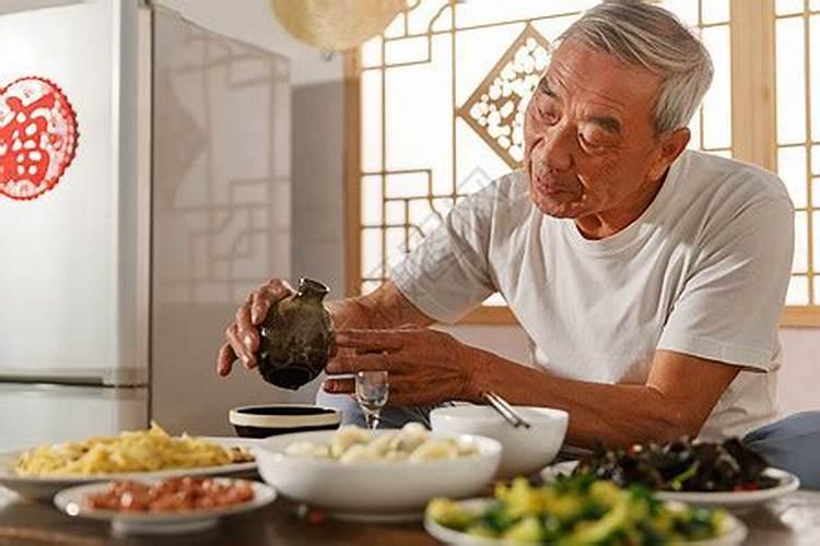 梦见家里很多人在吃饭