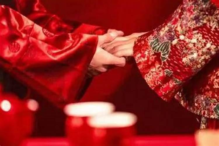 已婚女人梦见自己穿红婚纱什么意思呀