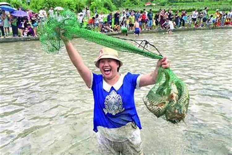 已婚女人梦见别人捉鱼