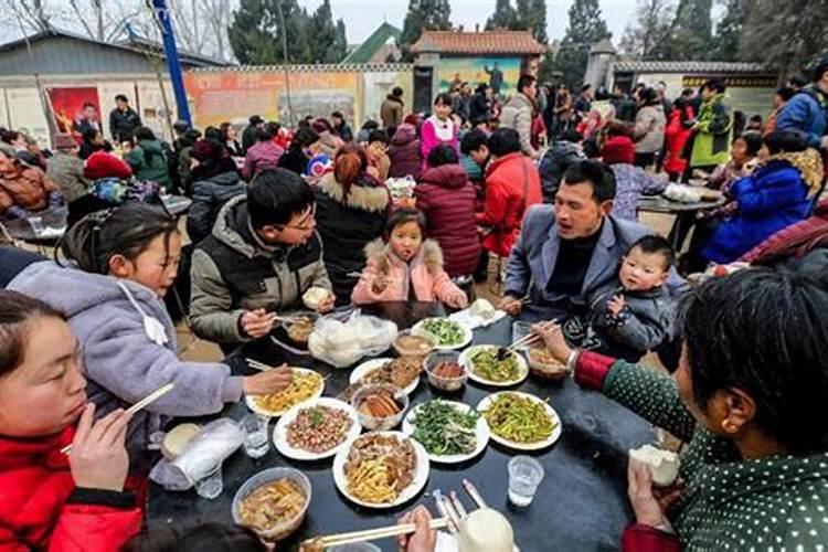 梦见亲戚家办酒席好多人吃饭