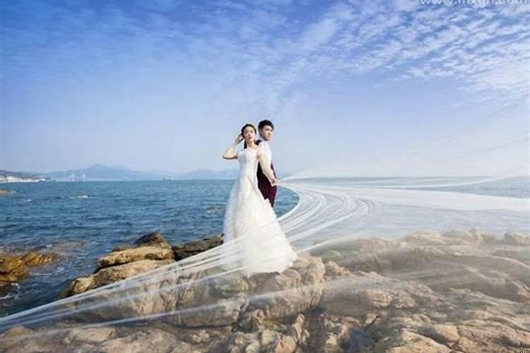 已婚女人梦见自己穿着婚纱结婚好不好