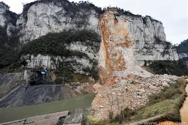 梦见下雨山崩什么意思啊