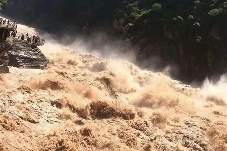 孕妇做梦梦见下大雨是什么意思啊周公解梦