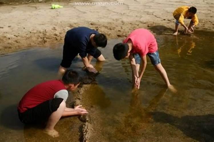 梦见弟弟跳到漩涡中又出来了什么意思