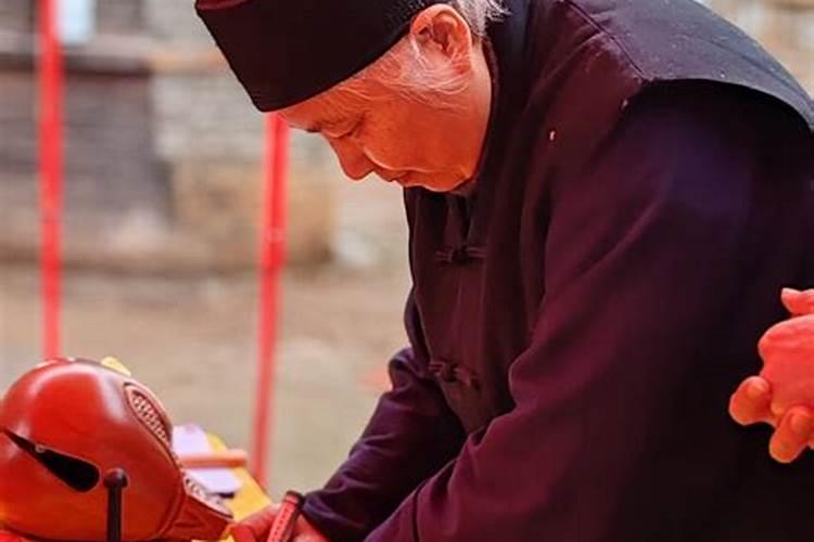 中年女人梦见自己开车