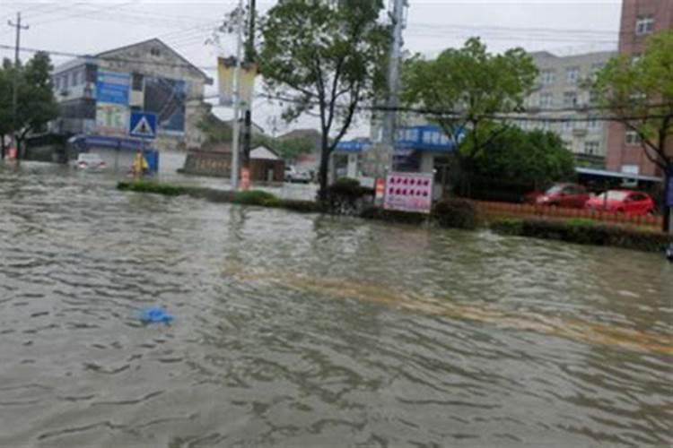 梦见洪水滚滚而来自己没地方躲了