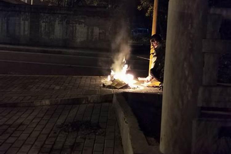 寒衣节在十字路口烧纸行不