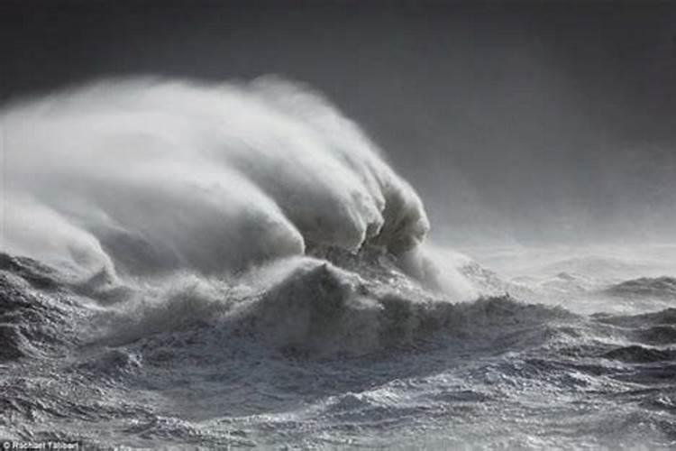 梦见大海波涛汹涌狂风巨浪肾虚