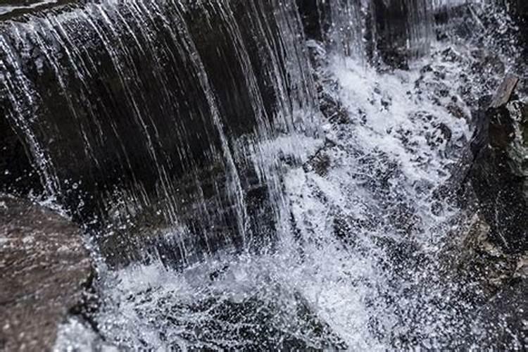 梦见坟地有泉水流出来好不好梦