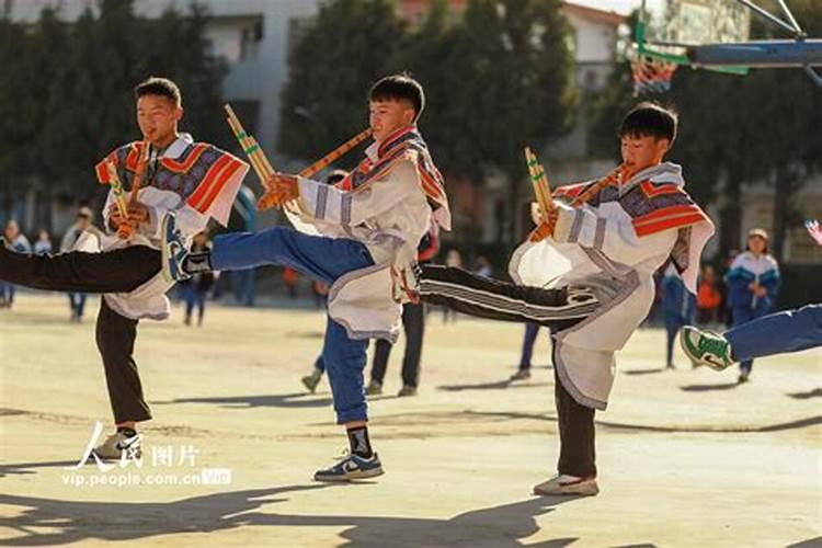 女人梦见白布和红布是什么意思