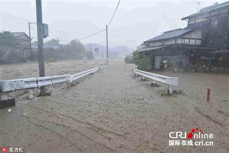 梦见洪水泛滥房倒屋塌