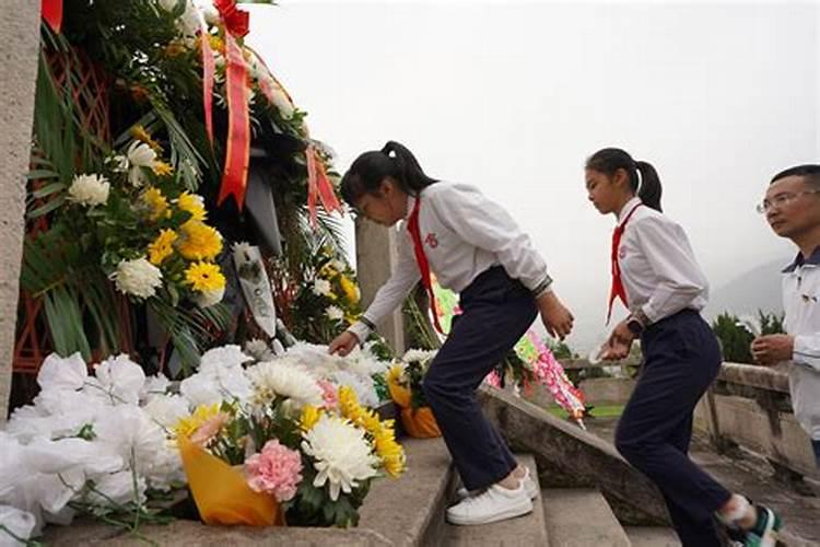 清明节祭奠烈士青年