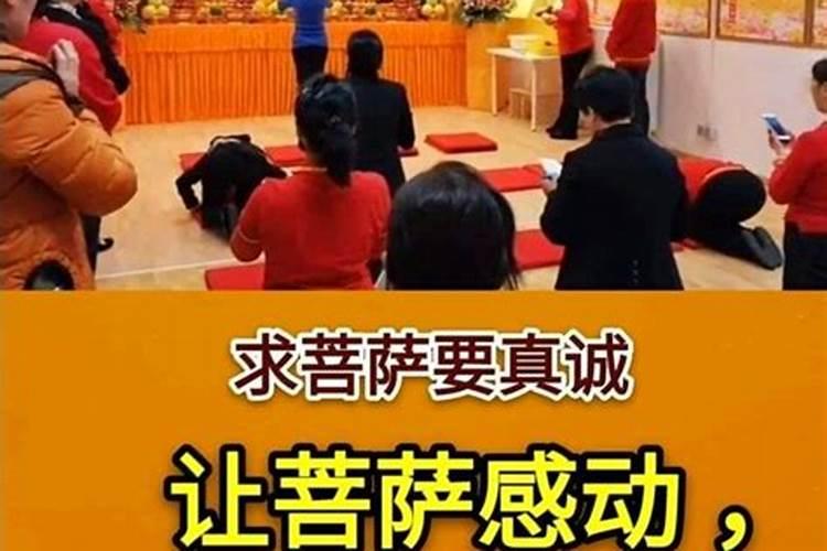 梦见骑摩托带人摔倒了