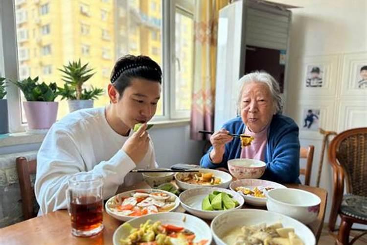 梦见给死去的姥姥送饭