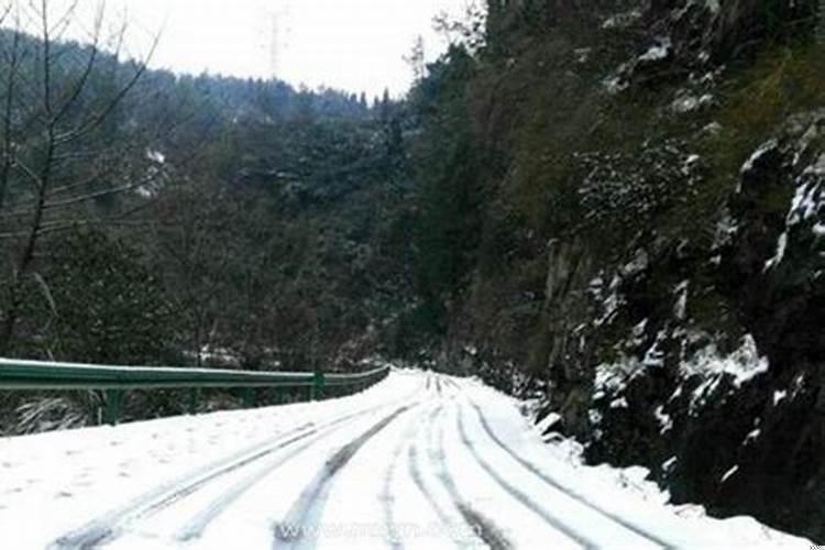 梦见满路都是白雪很不好走