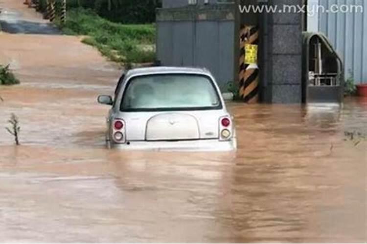 梦见大水淹路在水里游泳过去解梦