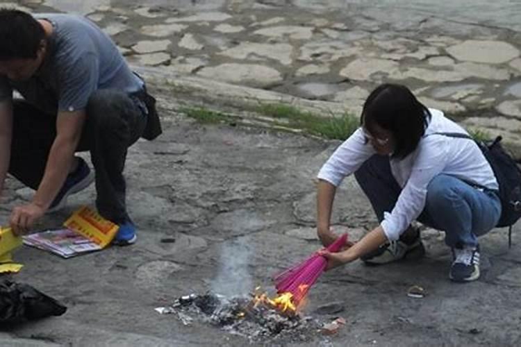 梦见过鬼节很多人烧纸祭拜