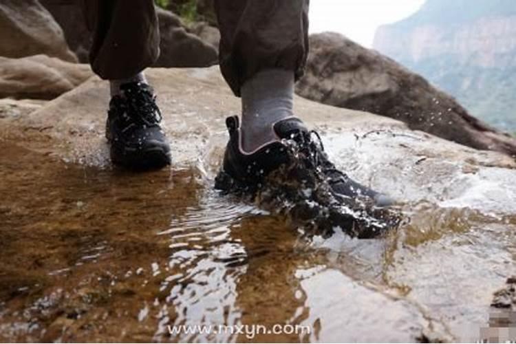 梦见爬山涉水什么预兆