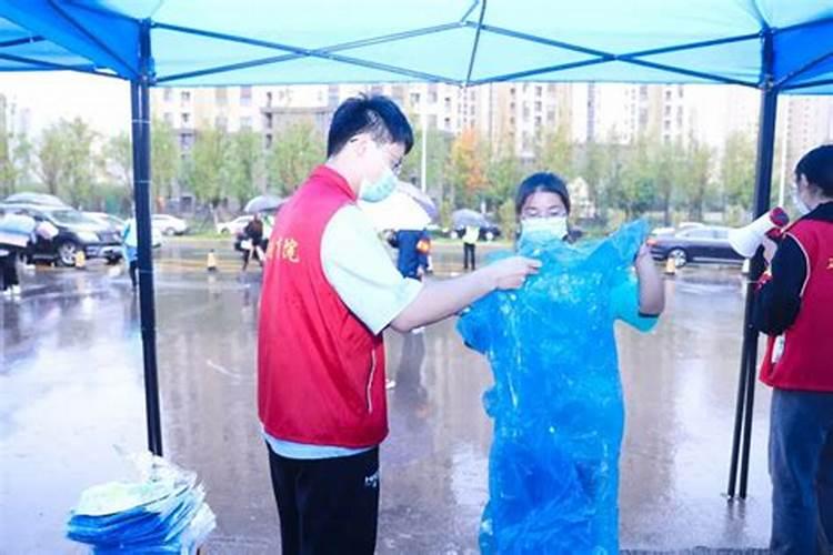 梦见别人给我送雨衣