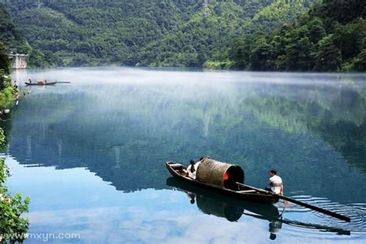 梦见蓝色海水清澈见底