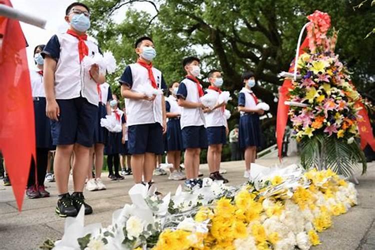 清明节祭奠烈士青年