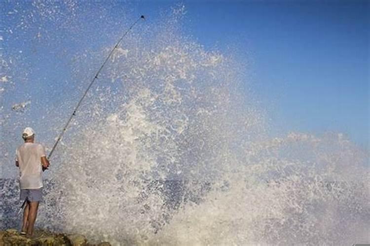 梦见海边翻巨浪死人了