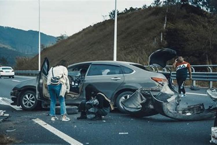 梦见死去的亲人出车祸是什么意思