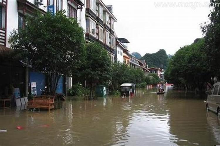 梦见下雨发洪水什么预兆