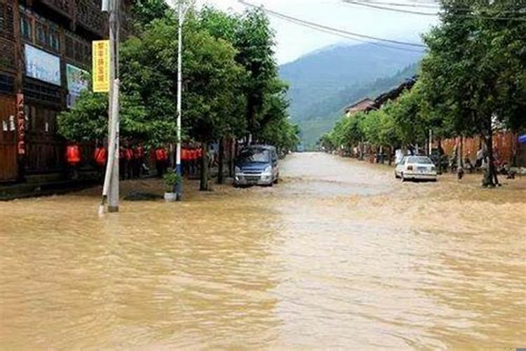 梦到大水来了用力奔跑