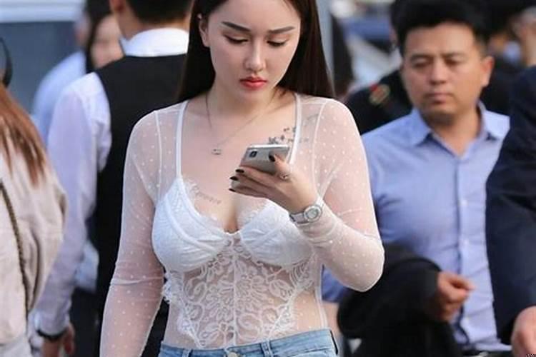 梦到男人女人都没有穿衣服睡觉