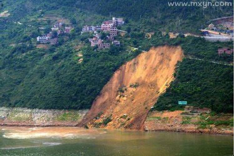 梦见洪水泛滥山石滑坡逃生成功