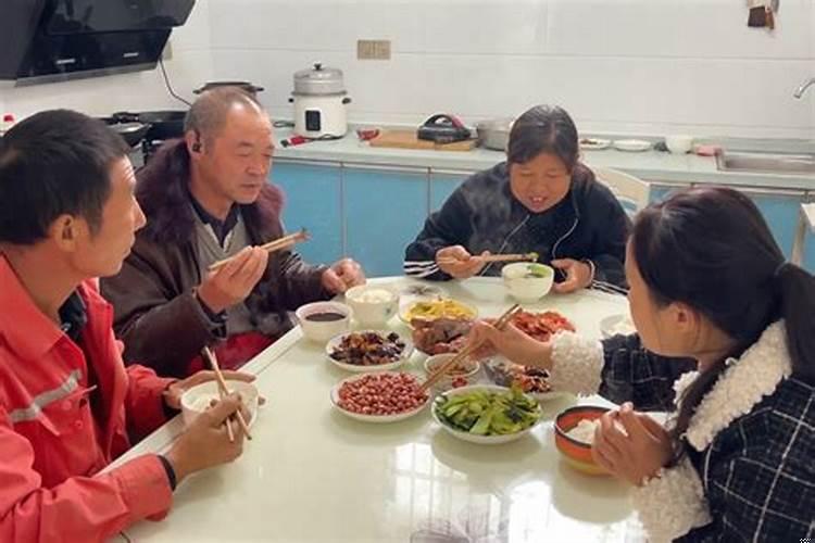 梦见哥哥姐姐都来我家里做饭